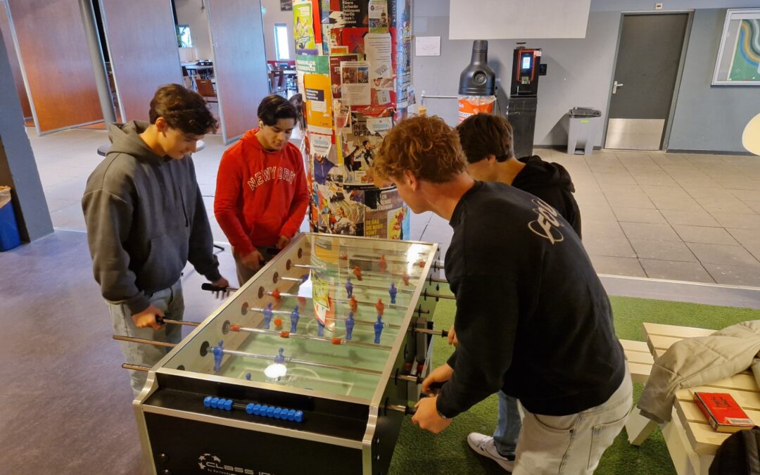 Ouderraad schenkt voetbaltafel