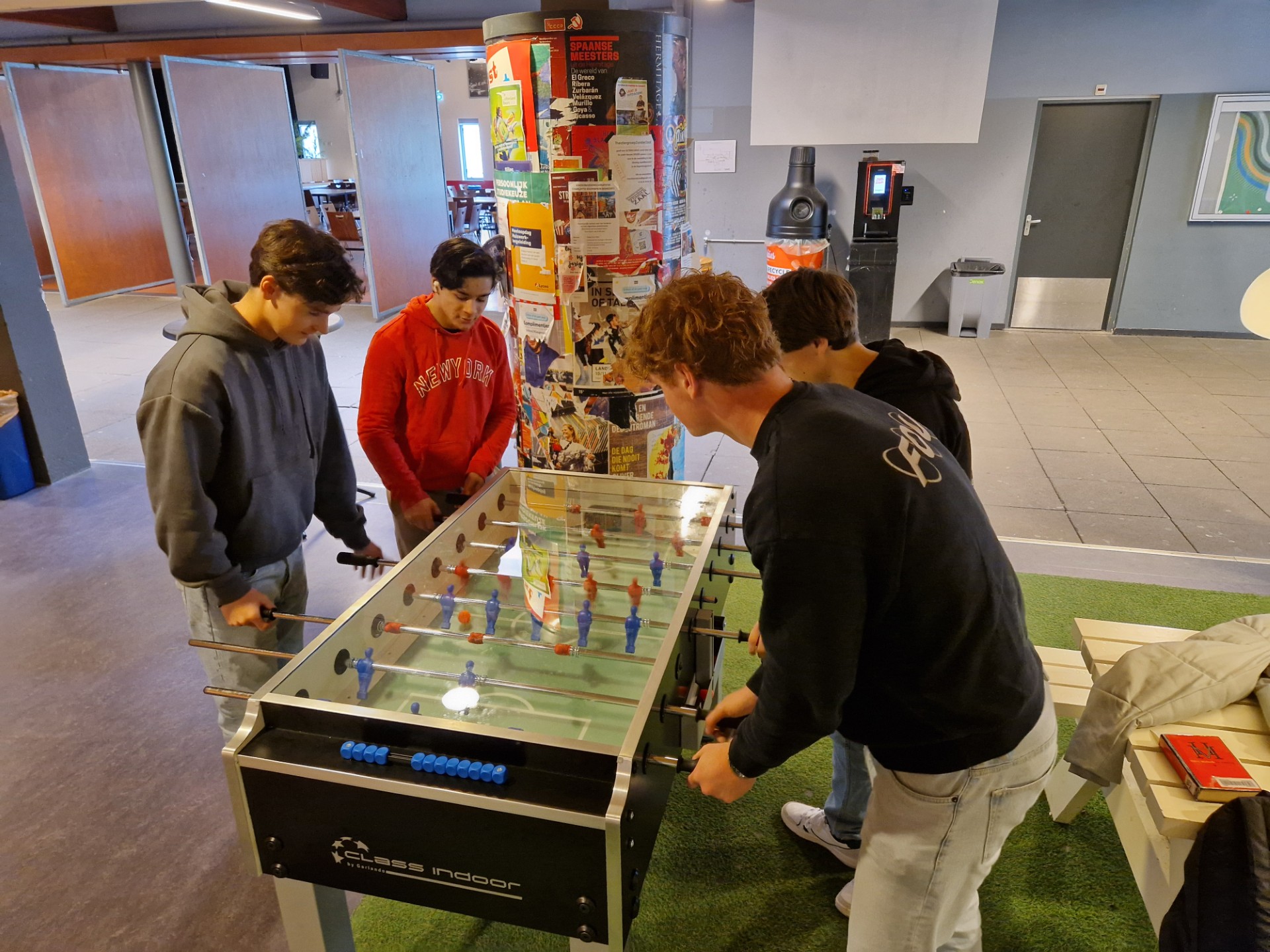 Ouderraad schenkt voetbaltafel