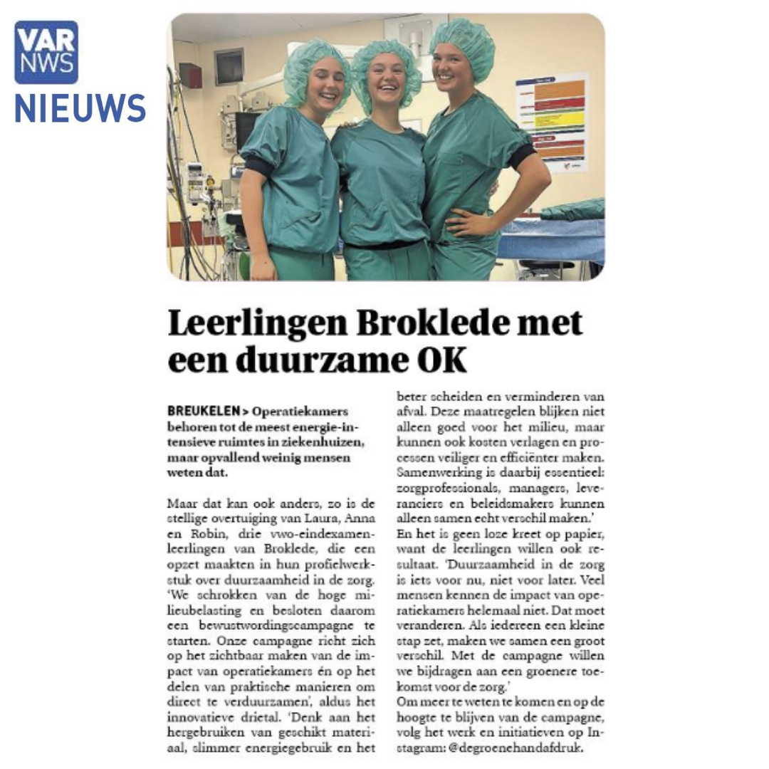 Laura, Anna, en Robin staan in de VAR met hun onderzoek naar de verduurzaming van de OK.